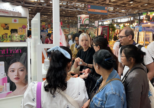 롯데가 오는 12일(이하 현지시간)부터 이틀 간 열릴 '롯데-대한민국 브랜드 엑스포' 본행사를 앞두고 지난달 30일 프랑스 파리에서 열린 '프랑스 파리 종합 전시회'에 홍보관을 만들었다. 8일 홍보관에서 해외 바이어들이 한국 기업들의 제품을 살펴보고 있다. 롯데지주 제공